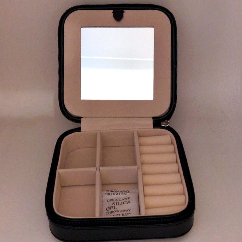 NWT Ross Simos travel jewelry box,vegan leather, New in box, 5" x 5", Nontarnish